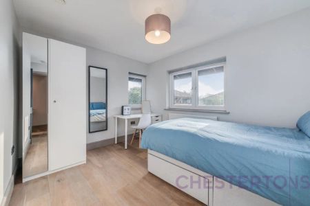 4 bedroom house in London - Photo 2