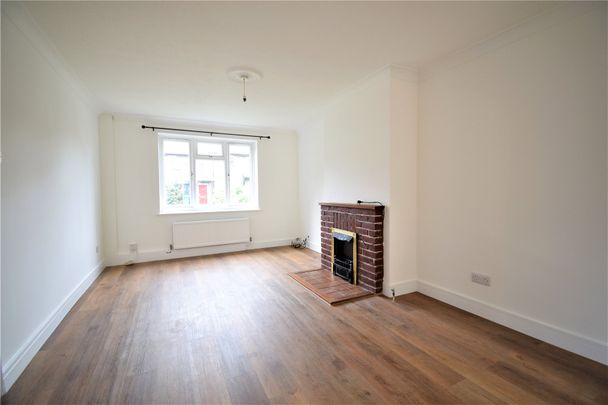 3 bedroom House in Water Lane, Farnborough - Photo 1