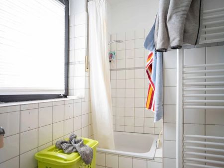 Direkt am Schmölderpark: Schickes DG-Appartement mit Einbauküche! - Photo 2