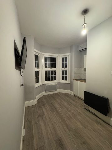 Studio Flat, Radstock Road, RG1 - Photo 4