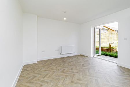 4 bedroom detached house to rent - Photo 2