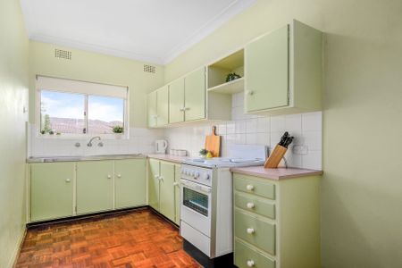 Well-Presented Two Bedroom Apartment in Prime Location - Photo 2