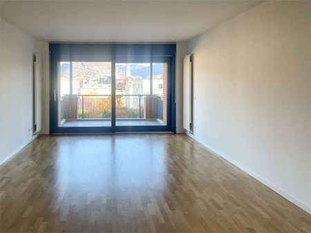 Elegant renovated 4.5-room apartment with a terrace in Breganzona - Photo 2