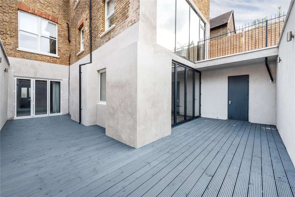 Stunning two bedroom, two bathroom apartment set in a much coveted and newly converted detached Ealing development. - Photo 1