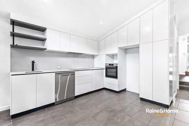 Stylishly renovated house in the heart of Erskineville - Photo 1