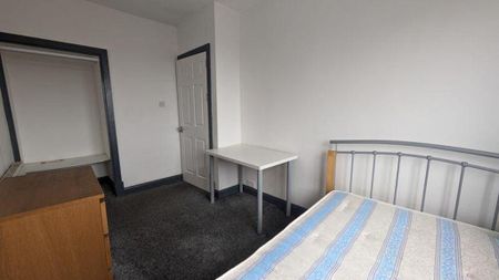 3 bedroom flat to rent - Photo 4