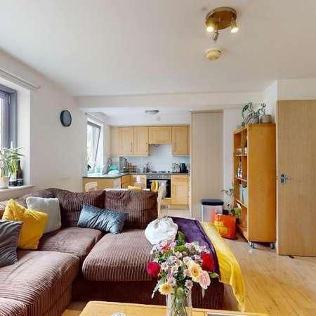 Balham High Road, London, SW17 - Photo 1