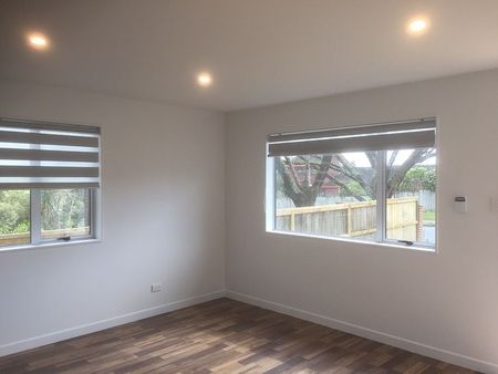 Beautiful spacious 2 bedroom on the best street - Photo 4