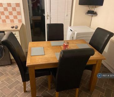 3 bedroom end of terrace house to rent - Photo 2