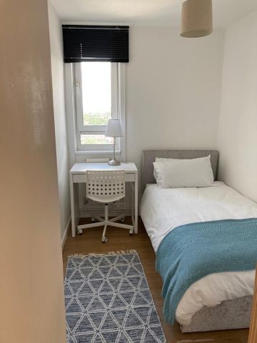 3 bedroom flat to rent - Photo 2