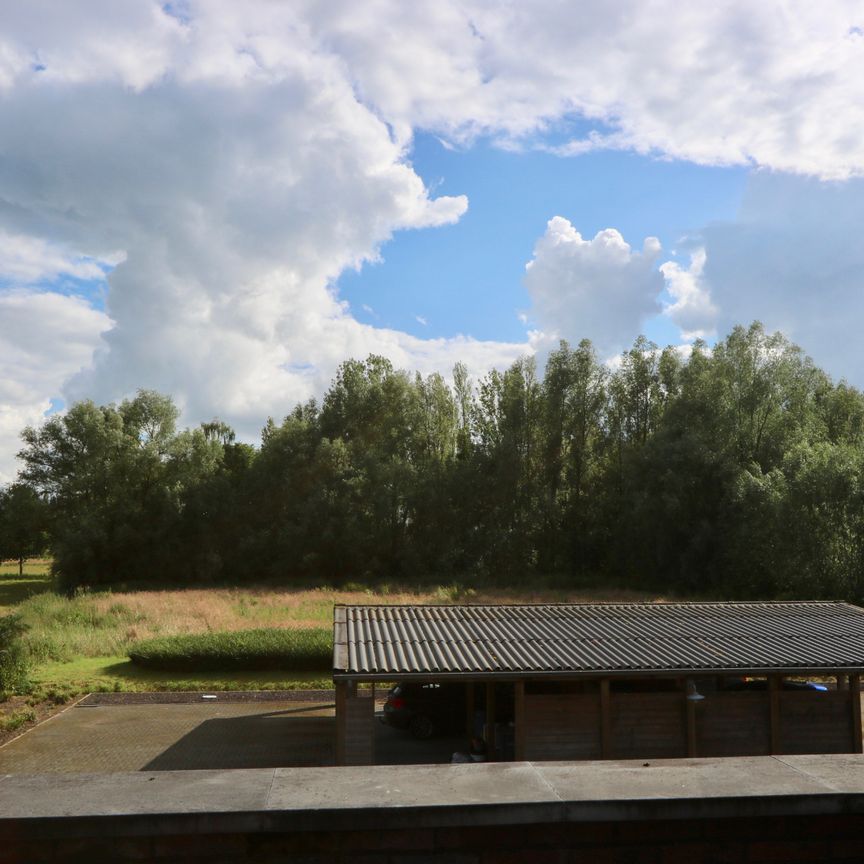 Ruim appartement met twee slaapkamers, groot terras en carport! - Photo 1