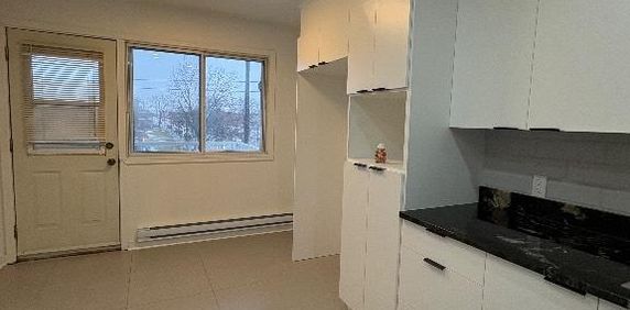 À louer appartement 4-1/2 non chauffé 3e étages - Photo 2