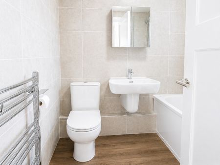 4 Bed Flat, Plashet Road, E13 - Photo 4