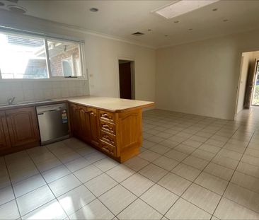 Spacious 3 bedroom family home in an excellent location! - Photo 4
