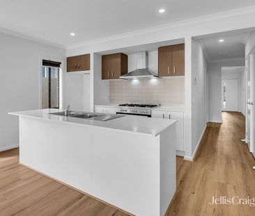 13 Marigold Drive, Fraser Rise VIC 3336 - House For Rent | Domain - Photo 5