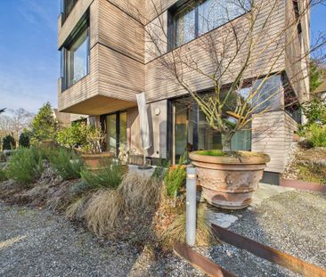 Modern 2.5-room apartment with garden seating in Zurich - Photo 1