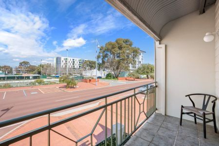 Coastal townhouse living, steps from the foreshore. - Photo 5