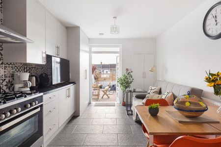 2 Bed Semi-Detached House, Mortimer Road, NW10 - Photo 5