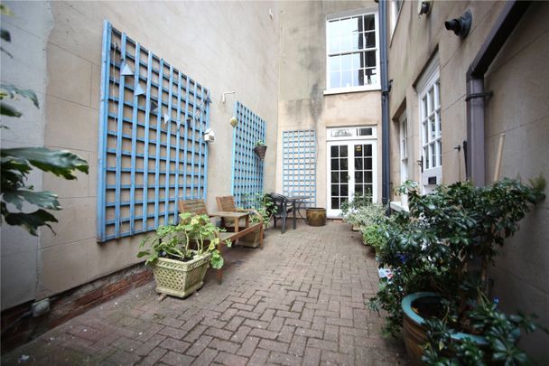 Royal Parade Mews, - Photo 1