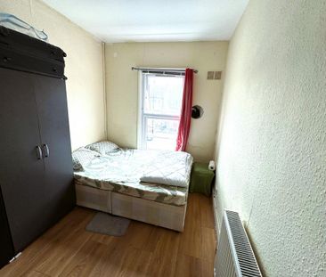 3 bedroom flat to rent - Photo 4