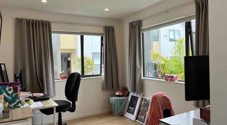 Modern Standalone 3-Bedroom Home – Great Location - Photo 2