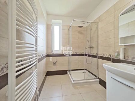 Nabízíme pronájem zánovního zděného bytu 2+kk s balkónem a garážovým stáním, Lužická, Jihlava - Fotografie 4