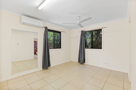 COMFORTABLE FAMILY HOME WITH LARGE YARD - Photo 4