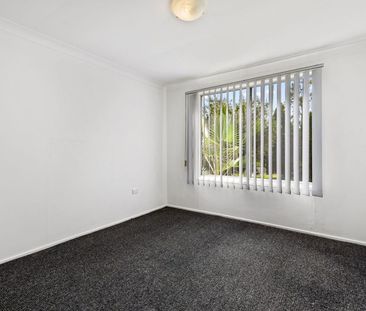 Great location, Opposite train station - Photo 2