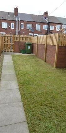 3 bedroom terraced house to rent - Photo 2