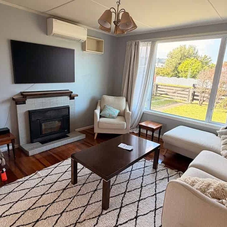 Cosy 3 Bedroom Home with Deck and Garage - Photo 1