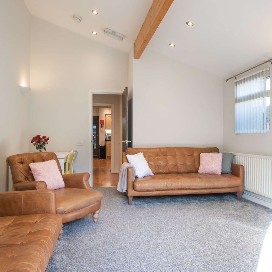 Complete with stylish loft conversion - Photo 1