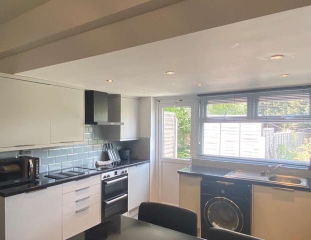 Doncaster Road Room 3 - Photo 1