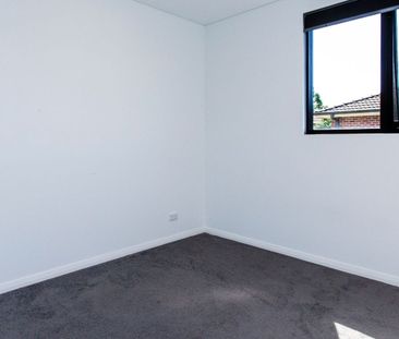 bedroom, 2 bathroom executive apartment in the heart of Penrith CBD. - Photo 1