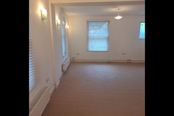 2 Bed Flat, East Acton, W3 - Photo 1