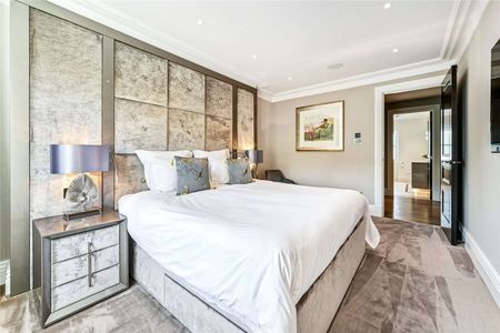 Exceptional 4 bedroom, 3 bathroom penthouse apartment overlooking Westminster Cathedral. Beautifully refurbished and exquisitely furnished. - Photo 4