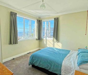 Upstairs apartment with harbour views - Photo 4