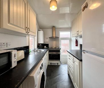 1 bedroom in a house share to rent - Photo 3