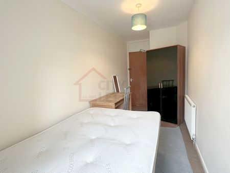 5 Bedroom Town House - Photo 3