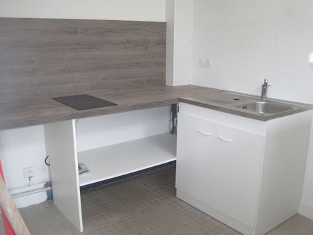 A LOUER APPARTEMENT CENTRE VILLE EN RDC A ST QUENTIN 02100 - Photo 4