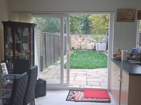 3 Bed Terraced House, Turnpike Link, CR0 - Photo 3