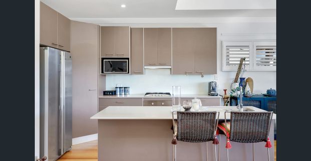 Bright & Spacious 3-Bedroom Coastal Apartment in Terrigal - Photo 1