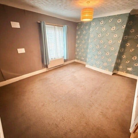 Cross Street - Photo 1