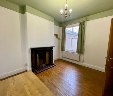 3 bedroom mid terrace to let - Photo 2