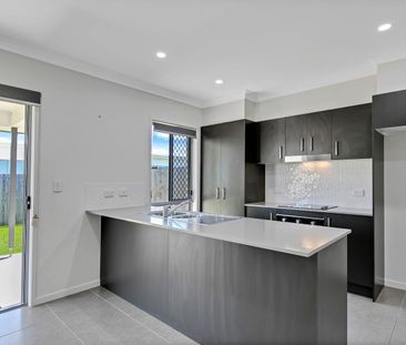 3 Bed + Media + AC + Pet Friendly - Photo 6