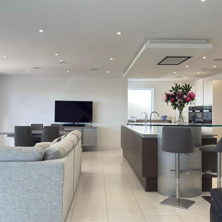 5 Bedroom House - Photo 1