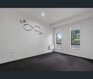 Spacious 3-Bed, 2-Bath Home in Prime Point Cook Location - Photo 6