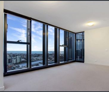 Stunning Water View 2 Bedroom apartment Fully Furnished in CBD - Photo 2