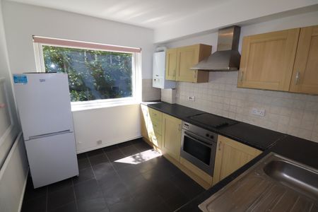DODDINGHURST ROAD, BRENTWOOD - Photo 2