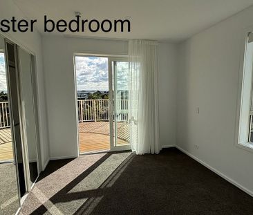 Brand new 3 bed penthouse apartment facing West - Photo 5