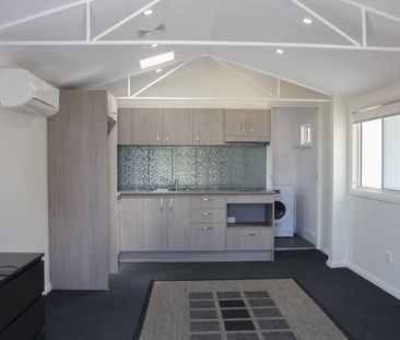 THE IDEAL FAMILY HOME + SELF CONTAINED FLAT - Photo 1